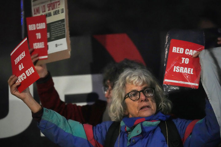 [밀라노=AP/뉴시스] 5일 이탈리아 밀라노에서 시위대가 레드카드를 들고 이스라엘의 2026 밀라노·코르티나담페초 동계올림픽 출전에 반대하고 있다. 2026.02.17.