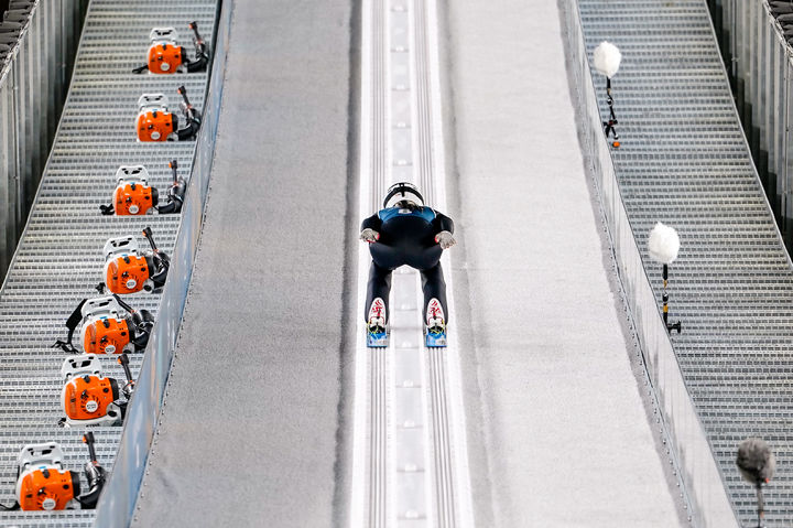 [프레다초=AP/뉴시스] 중국의 웡 양닝이 5일(현지 시간) 이탈리아 프레다초에서 열린 2026 밀라노·코르티나담페초 동계올림픽 여자 스키점프 훈련에서 출발하고 있다. 2026.02.06.