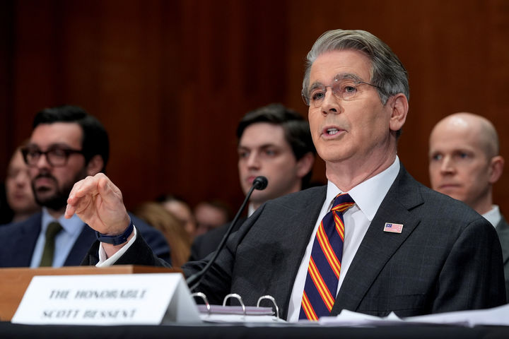 [워싱턴=AP/뉴시스] 스콧 베선트 미국 재무장관이 5일 상원 은행위원회 청문회에 출석해 의원들의 질의에 답변하고 있다. 2026.02.20.