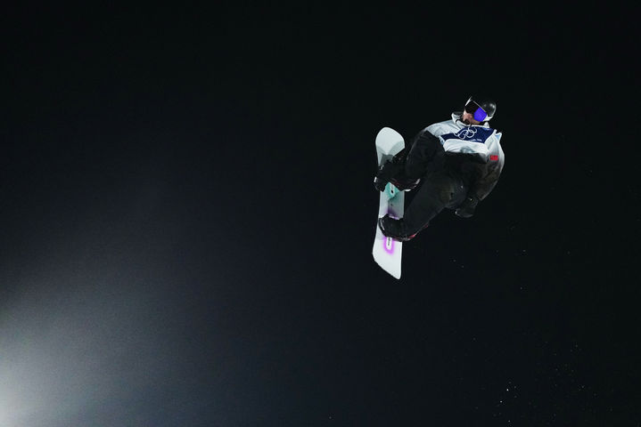 [리비뇨=AP/뉴시스] 중국의 계춘위가 5일(현지 시간) 이탈리아 리비뇨에서 열린 2026 밀라노·코르티나담페초 동계올림픽 남자 스노보드 빅에어 예선전에서 기술을 선보이고 있다. 2026.02.06.