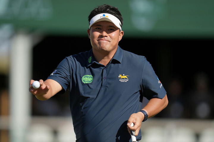 [스코츠데일=AP/뉴시스] 이승택이 5일(현지 시간) 미 애리조나주 스코츠데일의 TPC 스코츠데일에서 열린 미국프로골프(PGA) 투어 WM 피닉스 오픈 첫날 16번 홀에서 파를 기록한 뒤 미소 짓고 있다. 이승택은 이븐파 71타로 첫날을 마쳤다. 2026.02.06.