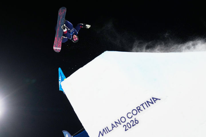 [리비뇨=AP/뉴시스] 미국 올리버 마틴이 5일(현지 시간) 이탈리아 리비뇨에서 열린 2026 밀라노·코르티나담페초 동계올림픽 남자 스노보드 빅에어 예선전에서 기술을 선보이고 있다. 2026.02.06.