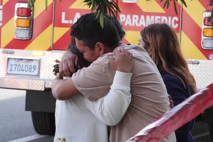 [로스앤젤레스=AP/뉴시스] 2월 5일 오후 LA 웨스트우드 가의 차량 돌진사고가 난 아시아 식품점 앞에서 주민들이 서로 껴안고 위로하고 있다. 2026.02. 06. 