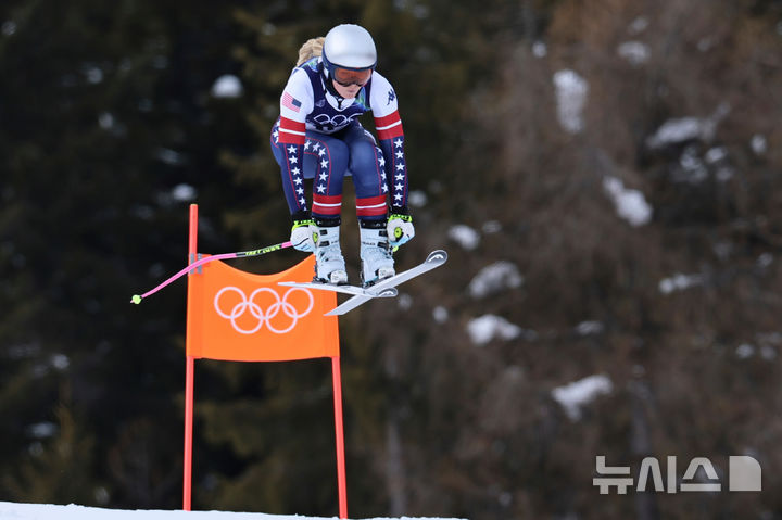 [코르티나담페초=AP/뉴시스] 미국의 스키 선수 린지 본이 6일(한국 시간) 이탈리아 코르티나담페초 토파네 알파인 스키 센터에서 열린 2026 밀라노·코르티나담페초 동계올림픽 알파인스키 여자 활강 2차 공식 연습에서 컨디션을 점검하고 있다. 2026.02.06.