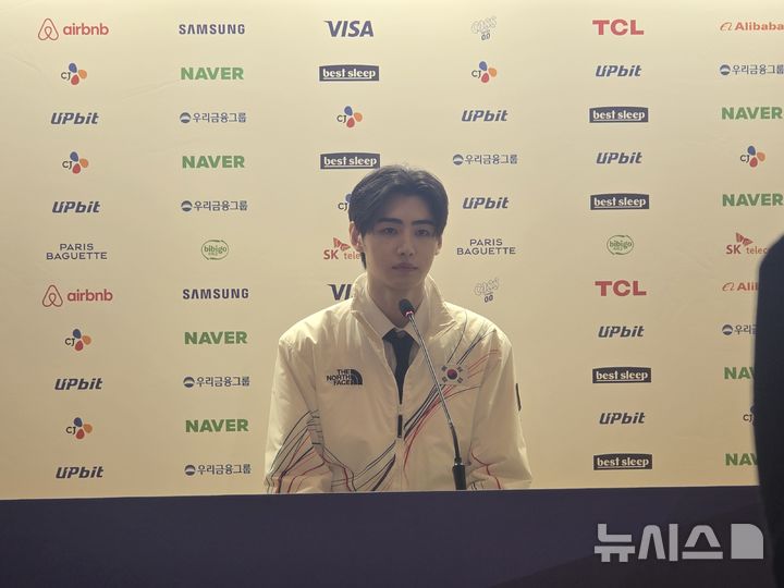 [밀라노=뉴시스] 김희준 기자 = 엔하이픈 성훈이 5일(현지 시간) 이탈리아 밀라노 빌라 네키 캄필리오에 조성된 코리아하우스에서 인터뷰를 하고 있다. 2026.02.05jinxijun@newsis.com