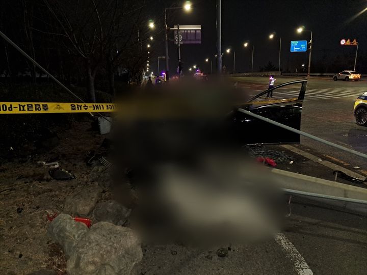 [부산=뉴시스] 지난 5일 오후 부산 강서구의 한 교차로에서 A(40대)씨가 운전한 승용차가 전봇대를 들이받았다. (사진=부산경찰청 제공) 2026.02.06. photo@newsis.com *재판매 및 DB 금지