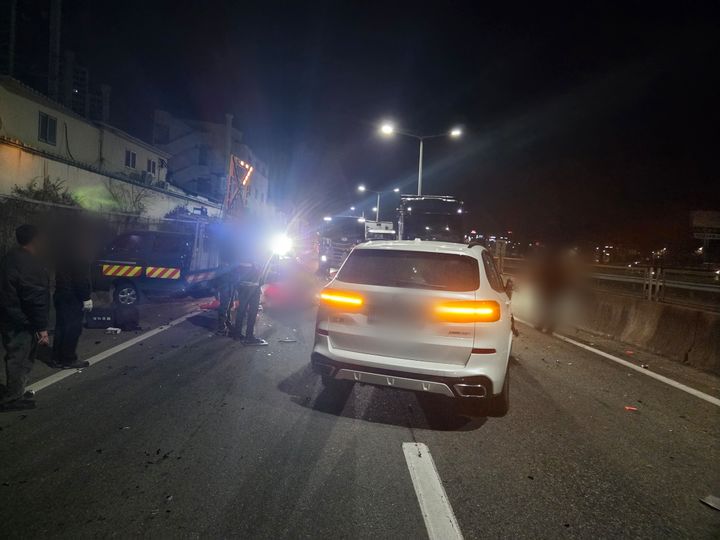 [부산=뉴시스] 6일 오전 부산 번영로 금사램프 부근에서 A(60대)씨가 운전한 스포츠유틸리티차량(SUV)이 교통정체를 알리기 위해 정차 중이던 1t 사인카 화물 차량 후미를 들이받았다. (사진=부산경찰청 제공) 2026.02.06. photo@newsis.com *재판매 및 DB 금지