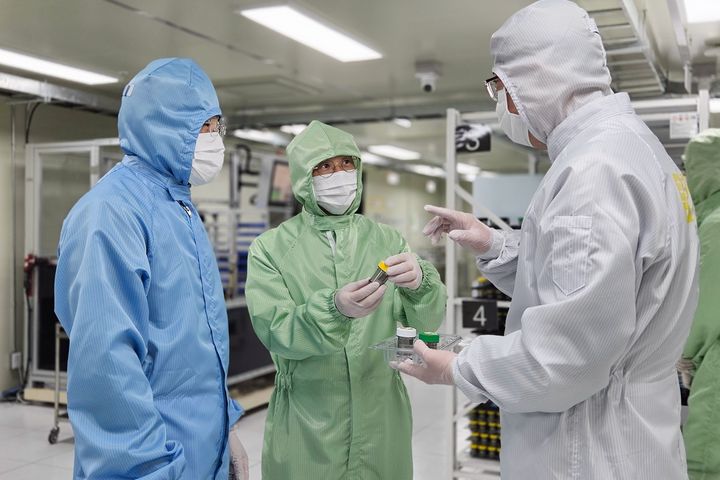 [서울=뉴시스] 황기연 한국수출입은행장(가운데)이 4일 기업 관계자와 대화 중이다.(사진=수출입은행) *재판매 및 DB 금지