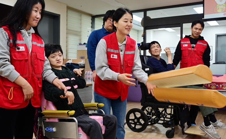 [서울=뉴시스]LG전자 '라이프스굿 봉사단' 인원들이 설 연휴를 앞둔 지난 5일 염리장애인주간보호센터를 찾아 이용 장애인들과 함께 윷놀이를 하며 즐거운 시간을 보냈다. (사진=LG전자 제공) photo@newsis.com *재판매 및 DB 금지