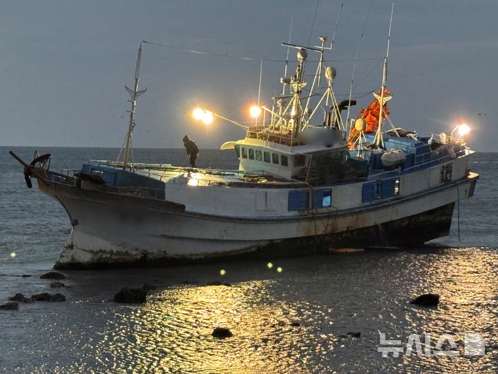 제주 성산 해상서 10명 탄 어선 좌초…해경, 전원 구조