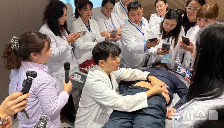 [서울=뉴시스] '자생한방병원 한의 치료법 설명회'에 참여한 몽골 의료진들이 한의통합치료 시연 강의를 듣고 있다. (사진= 자생한방병원 제공)