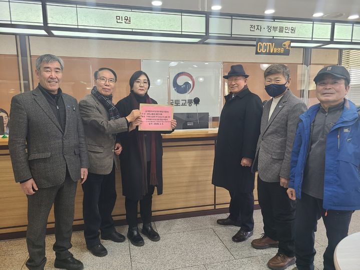 [부산=뉴시스] 부산과 울산, 경남 지역 12개 시민단체는 지난 5일 세종시 정부종합청사 국토교통부 앞에서 가덕도신공항 건설사업과 관련한 성명을 발표하고, 국토부의 공식적인 입장과 책임 있는 조치를 요구했다. 이지후 미래사회를준비하는시민공감 상임대표(왼쪽에서 세 번째)가 국토부 민원실에 민원을 접수하고 있다. (사진=미래사회를준비하는시민공감 제공) 2026.02.06. photo@newsis.com *재판매 및 DB 금지