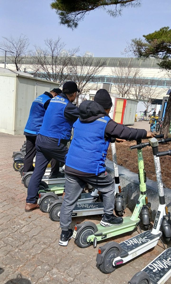 [안산=뉴시스]안산시 전동킥보드 안전가이드들이 무단방치된 전동킥보드를 정리하고 있다.(사진=안산시 제공)2026.02.06.photo@newsis.com *재판매 및 DB 금지