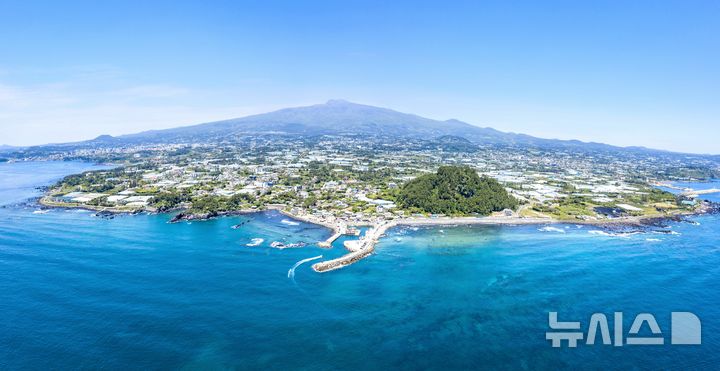 [제주=뉴시스] 임재영 기자 = 서귀포해안에서 바라본 제주 전경. (사진=뉴시스DB) ijy788@newsis.com