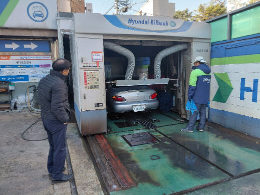 [서울=뉴시스] 도봉구 민간자율환경감시단이 지역 내 한 주요소 세차시설을 점검하고 있다. 2026.02.06. (사진=도봉구 제공) *재판매 및 DB 금지