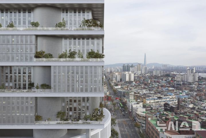 [서울=뉴시스] 데이비드 치퍼필드 아키텍츠에서 설계한 '성수 크래프톤 신사옥'(데이비드 치퍼필드 아키텍츠 제공).