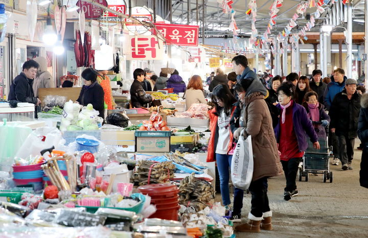 [태안=뉴시스] 태안서부시장을 찾은 방문객이 지난 2017년 1월 시장 한 점포에서 물건을 구매하고 있다. (사진=태안군 제공) 2026.02.06. photo@newsis.com *재판매 및 DB 금지