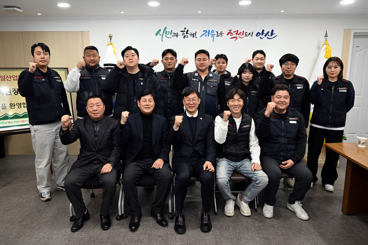 [안산=뉴시스]이민근 안산시장(앞줄 가운데)이 5일 한국노총 등 지역노동계와 기념촬영을 하고 있다.(사진=안산시 제공)2026.02.06.photo@newsis.com *재판매 및 DB 금지