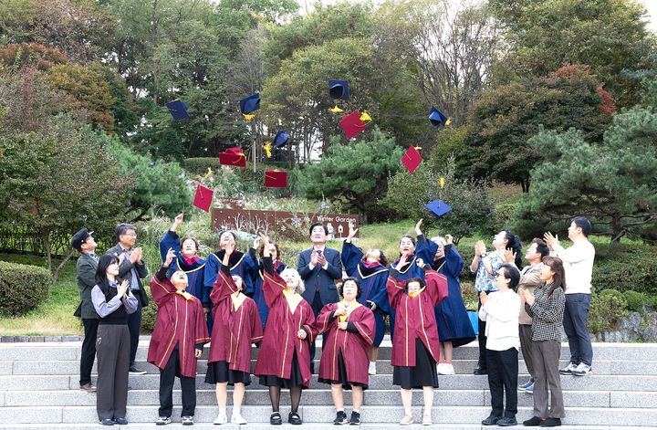 [횡성=뉴시스] 졸업생 어르신들과 군수가 함께 학사모를 하늘로 던지며 새로운 출발을 축하하는 모습. (사진=횡성군 제공) 2026.02.06. photo@newsis.com *재판매 및 DB 금지