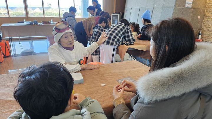 [제주=뉴시스] 제주도 해녀박물관 '해녀 체험' 모습. (사진=제주도 해녀박물관 제공) 2026.02.06. photo@newsis.com *재판매 및 DB 금지