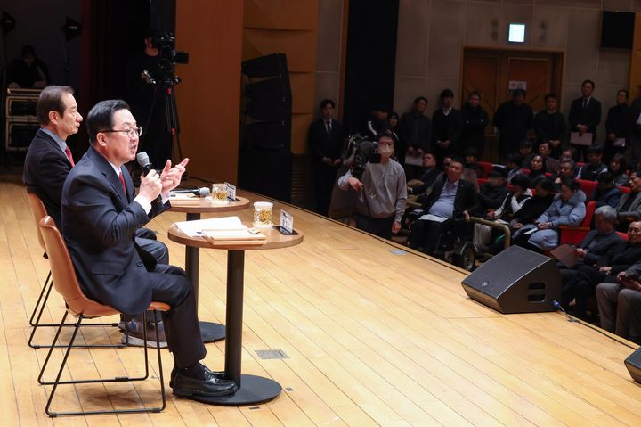 [대전=뉴시스] 조명휘 기자 = 이장우 대전시장이 6일 시청 대강당에서 열린 대전충남 행정통합 타운홀미팅에 참석해 시민 질의에 답변하고 있다. (사진= 대전시 제공) 2026.02.06. photo@newsis.com *재판매 및 DB 금지