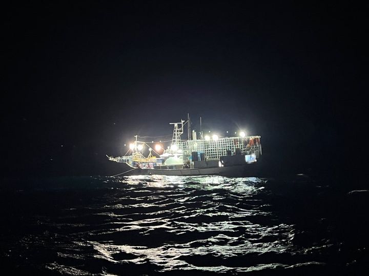 [동해=뉴시스] 5일 동해해경이 독도 인근 해상에서 기관고장으로 표류중인 어선을 구조, 예인하고 있다.(사진=동해해경 제공)photo@newsis.com *재판매 및 DB 금지