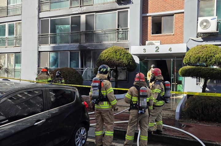 충남 서산 동문동 11층 아파트 1층서 불…8명 연기 흡입