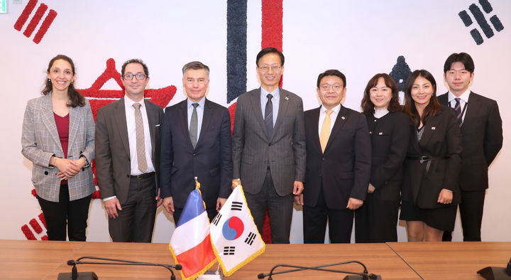 [서울=뉴시스] 김용선 지식재산처장(오른쪽서 다섯째)이 5일 주한 프랑스대사관에서 프랑스 파스칼 포흐(Pascal FAURE) 산업재산청장과 간담회를 갖고 양기관 관계자들과 기념촬영을 하고 있다.(사진=지식재산처 제공) *재판매 및 DB 금지