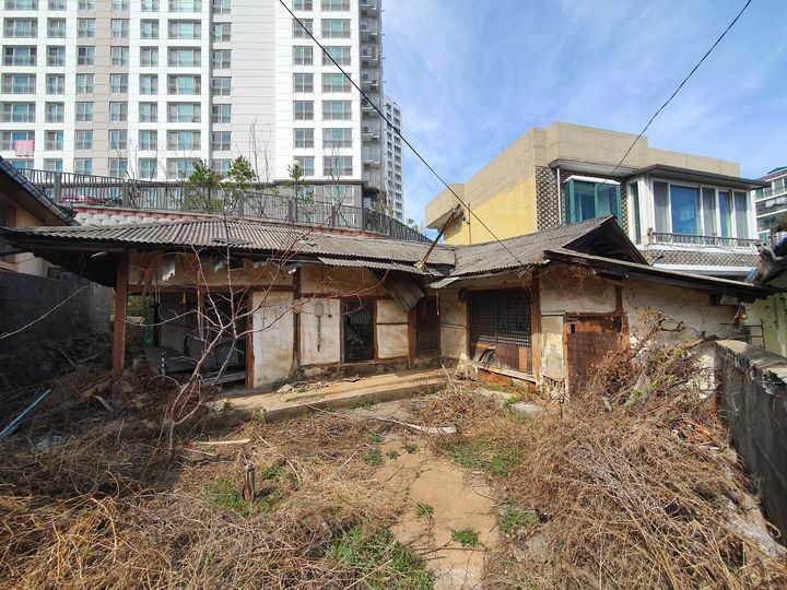 [동해=뉴시스] 동해시에 1년 간 방치된 것으로 추정되는 빈집.(사진=동해시 제공)photo@newsis.com *재판매 및 DB 금지