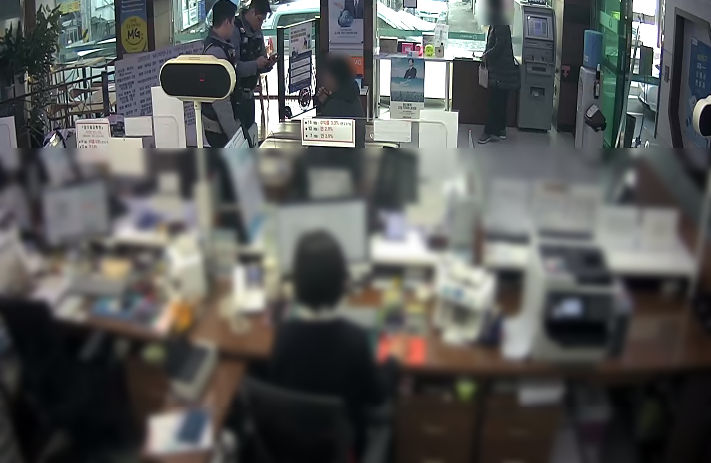 [부산=뉴시스] 부산 연제구 소재 새마을금고에서 경찰관이 피해자 A(20대)씨를 설득하고 있다. (사진=부산경찰청 제공) 2026.02.06. photo@newsis.com *재판매 및 DB 금지