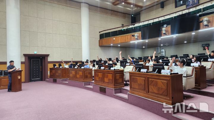 [전주=뉴시스]윤난슬 기자 = 전북 전주시의회는 청소년들이 지방의회의 역할과 기능을 직접 체험하며 지방자치에 대한 이해와 관심을 높일 수 있도록 2026년 청소년의회를 본격 운영한다고 6일 밝혔다. (사진=전주시의회 제공) photo@newsis.com 