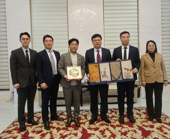  [화성=뉴시스]장민기 화성시 총괄정무 특별보좌관(사진 왼쪽 세번째)과 린중린 샤오간시 시장장(오른쪽 세번째)이 기념선물을 교환하고 기념촬영을 하고 있다.(사진=화성시 제공)2026.02.06.photo@newsis.com *재판매 및 DB 금지