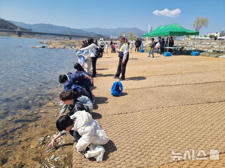 [서울=뉴시스] 어린 연어 방류 행사.