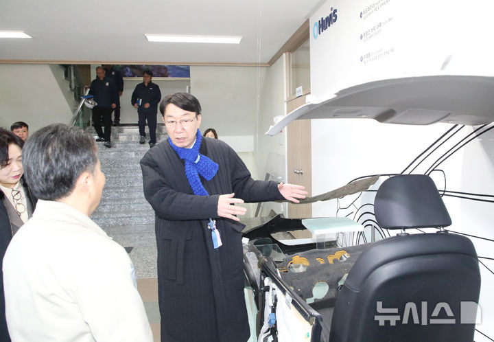 [전주=뉴시스]윤난슬 기자 = 우범기 전주시장은 6일 전주의 대표적 향토기업인 휴비스 전주공장을 방문해 기업 경영 현황을 살피고, 애로사항과 정책 제안을 청취했다. (사진=전주시 제공) 2026.02.06. photo@newsis.com 