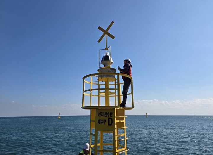 [울산=뉴시스] 울산지방해양수산청이 울산항을 통항하는 선박의 안전한 운항을 지원하기 위해 이달 중순부터 오는 5월 말까지 관내에서 운영 중인 사설 항로표지에 대한 관리 실태를 지도·점검한다. (사진=울산지방해양수산청 제공) photo@newsis.com *재판매 및 DB 금지
