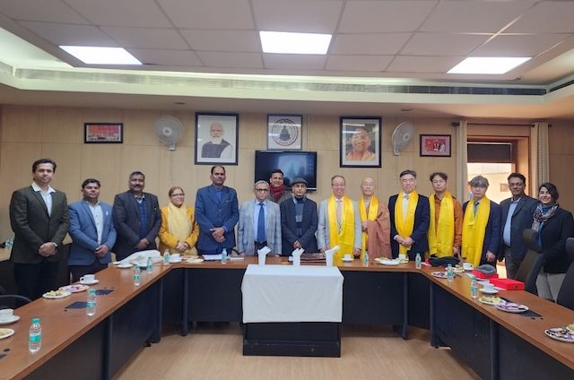 [서울=뉴시스] 동국대 방문단이 인도 가우담붓다대학 관계자들과 함께 기념 촬영을 하고 있다. (사진=동국대 제공) 2026.02.06. photo@newsis.com *재판매 및 DB 금지