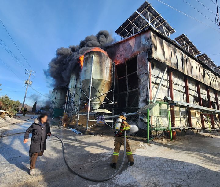 [영동=뉴시스] 화재 현장 (사진 = 영동소방서 제공) photo@newsis.com *재판매 및 DB 금지