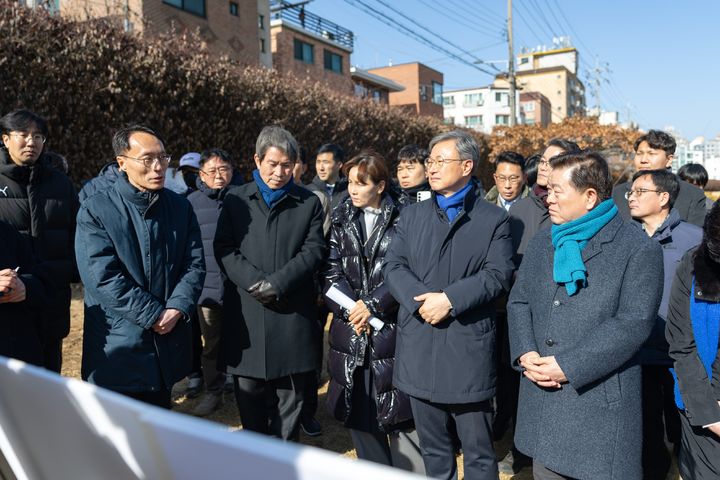 [광명=뉴시스]박승원 광명시장(사진 앞 줄 왼쪽부터 다섯 번째)이 6일 개웅교 재가설 공사 현장에서 이승환 한강유역환경청장 등과 현장간담회를 진행하고 있다. 사진 왼쪽부터 이승환 한강유역환경청장, 이인영 국회의원(구로갑), 임오경 국회의원(광명갑), 장인홍 구로구청장, 박승원 광명시장.(사진=광명시 제공)2026.02.06.photo@newsis.com *재판매 및 DB 금지