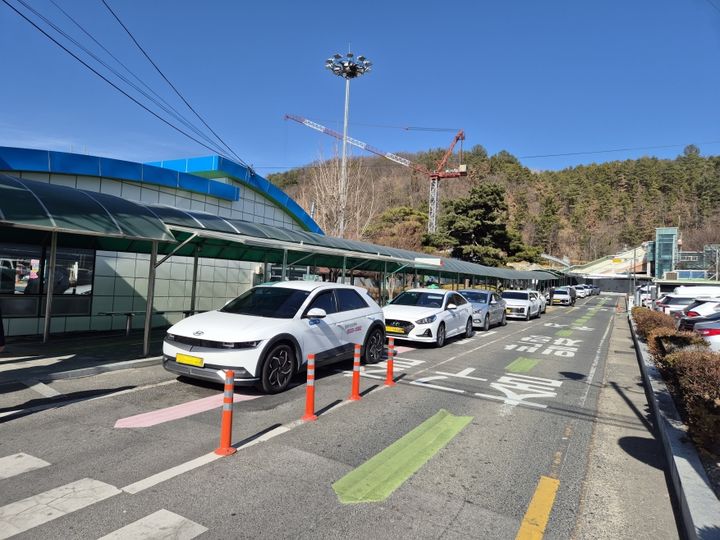 [밀양=뉴시스] 밀양역 앞에서 택시가 손님을 기다리고 있다. (사진= 밀양시 제공) 2026.02.06. photo@newsis.com *재판매 및 DB 금지