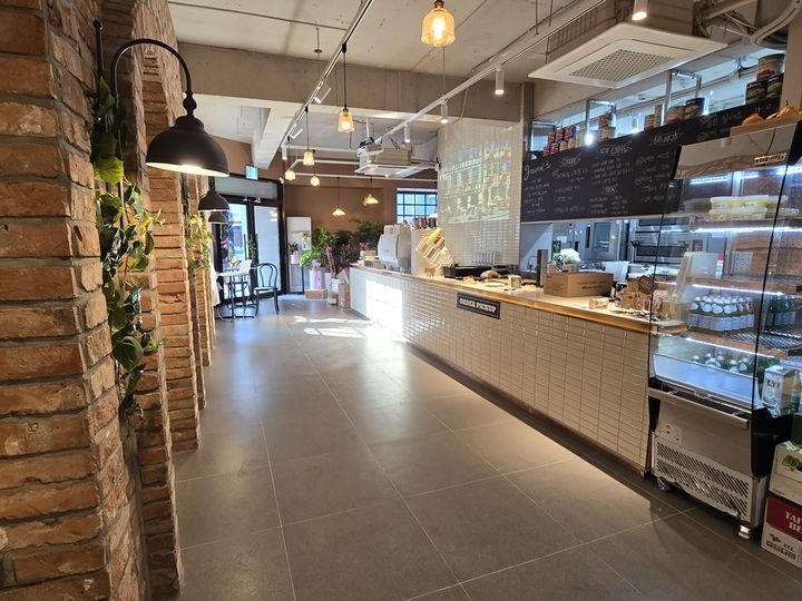 [울산=뉴시스] 울산 중구 학성동 도시재생사업의 마지막 단추인 학성가구거리 활력센터(그라운드 30)가 6일 정식으로 개관했다. (사진=울산시 중구 제공) 2026.02.06 photo@newsis.com *재판매 및 DB 금지