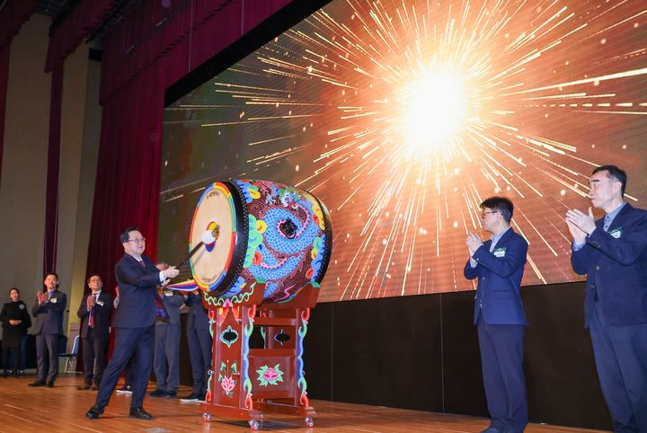 [대전=뉴시스] 조명휘 기자 = 이장우 대전시장이 6일 대전컨벤션센터에서 열린 2026년 대전시 기업지원사업 통합설명회에서 ‘대전상장기업지수’를 선포하면서 타북 세레모니를 하고 있다. (사진= 대전시 제공) 2026.02.06. photo@newsis.com *재판매 및 DB 금지