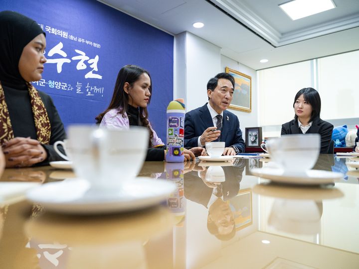 [서울=뉴시스] 박수현(더불어민주당) 의원과 케이팝포플래닛 캠패이너들. (사진 = 케이팝포플래닛 제공) 2026.02.06. photo@newsis. *재판매 및 DB 금지