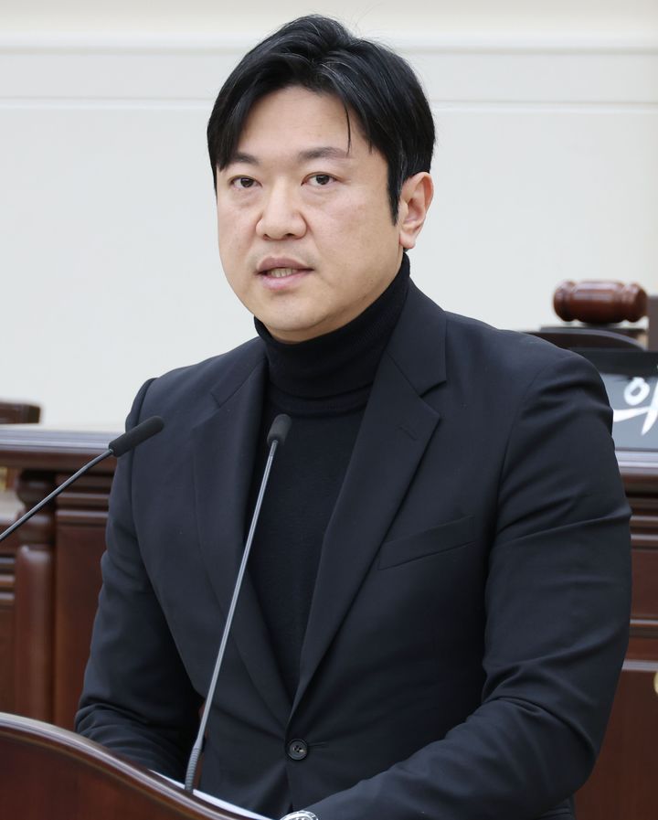 [대전=뉴시스] 조명휘 기자 = 박철용(국민의힘·나선거구) 대전 동구의원이 6일 열린 제291회 임시회 제6차 본회의에서 대청호 규제 완화 촉구 건의안에 대해 제안설명하고 있다. (사진= 동구의회 제공) 2026.02.06. photo@newsis.com *재판매 및 DB 금지