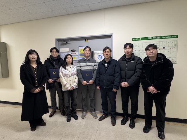 [서울=뉴시스] '2025학년도 안전관리 우수연구실'로 선정된 세종대 연구실 관계자들이 기념 촬영을 하고 있다. (사진=세종대 제공) 2026.02.06. photo@newsis.com *재판매 및 DB 금지