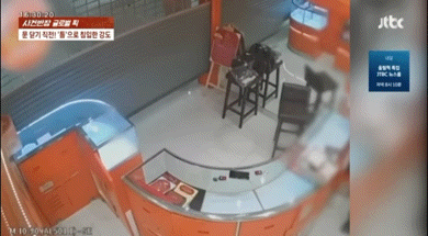 [뉴시스] 태국 방콕의 한 금은방에서 영업이 끝난 틈을 노린 대담한 강도 사건이 발생했다. (사진=JTBC '사건반장') *재판매 및 DB금지 *재판매 및 DB 금지 *재판매 및 DB 금지