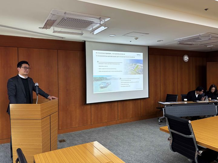 [서울=뉴시스]대한전선은 잠정 실적 공시를 통해 2025년 연결 기준 매출 3조6360억원, 영업이익 1286억원을 달성해 역대 최고 실적을 기록했다고 6일 밝혔다. 노재준 대한전선 재무관리실장이 기업설명회를 진행하고 있다. (사진=대한전선 제공) photo@newsis.com *재판매 및 DB 금지