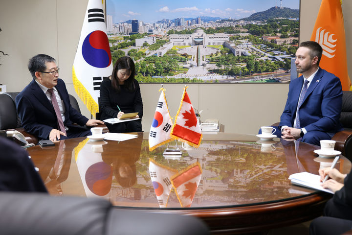 [서울=뉴시스] 2월 5일 전쟁기념관을 찾은 브랜드 레슬리 캐나다 연방 하원위원이 백승주 전쟁기념사업회장과 환담을 하고 있다. (사진=전쟁기념사업회 제공) 2026.02.06. photo@newsis.com *재판매 및 DB 금지