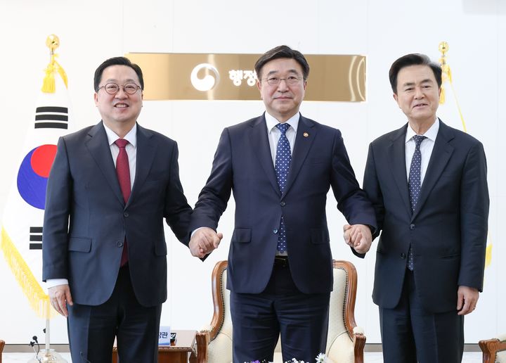 [대전=뉴시스] 조명휘 기자 = 이장우 대전시장과 김태흠 충남지사가 6일 오후 정부세종청사에서 윤호중 행안부 장관과 행정통합특별법을 논의하기에 앞서 기념사진을 찍고 있다. (사진= 대전시 제공) 2026.02.06. photo@newsis.com *재판매 및 DB 금지