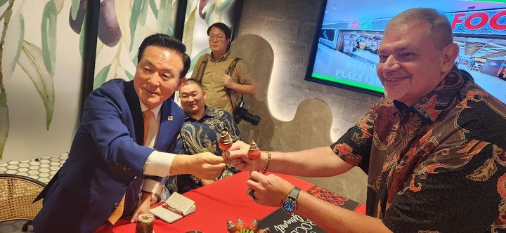 [자카르타=뉴시스]곽상훈 기자=백성현 논산시장과 로알드 수앗트 더푸드홀 CED가 6일(현지시각) 인도네시아 자카르타 프라자 인도네시아 내 푸드홀에서 논산농산물 공급 협의를 마친 후 논산딸기를 들어보이고 있다. 2026. 02. 06 kshoon0663@newsis.com *재판매 및 DB 금지