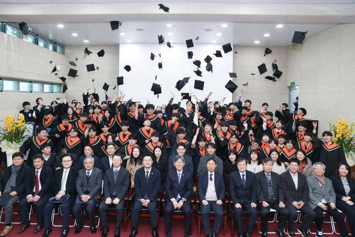 [서울=뉴시스] 김이탁 국토교통부 제1차관은 6일 오후 해외건설·플랜트 마이스터고인 서울 성북구 서울도시과학기술고등학교 제8회 졸업식에 참석하여 졸업생들을 축하했다. (사진=국토부 제공) 2026.02.06. photo@newsis.com *재판매 및 DB 금지